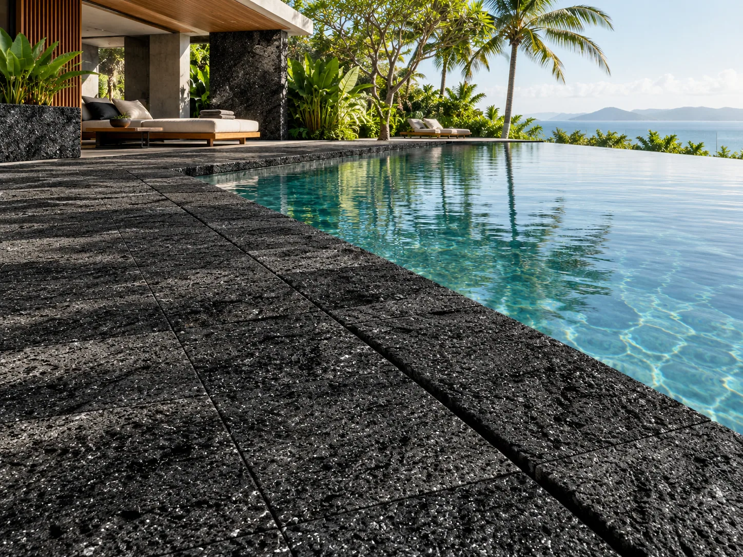 Borda e deck de piscina com Hitam Bruta – Black Lava — inspiração de aplicação
